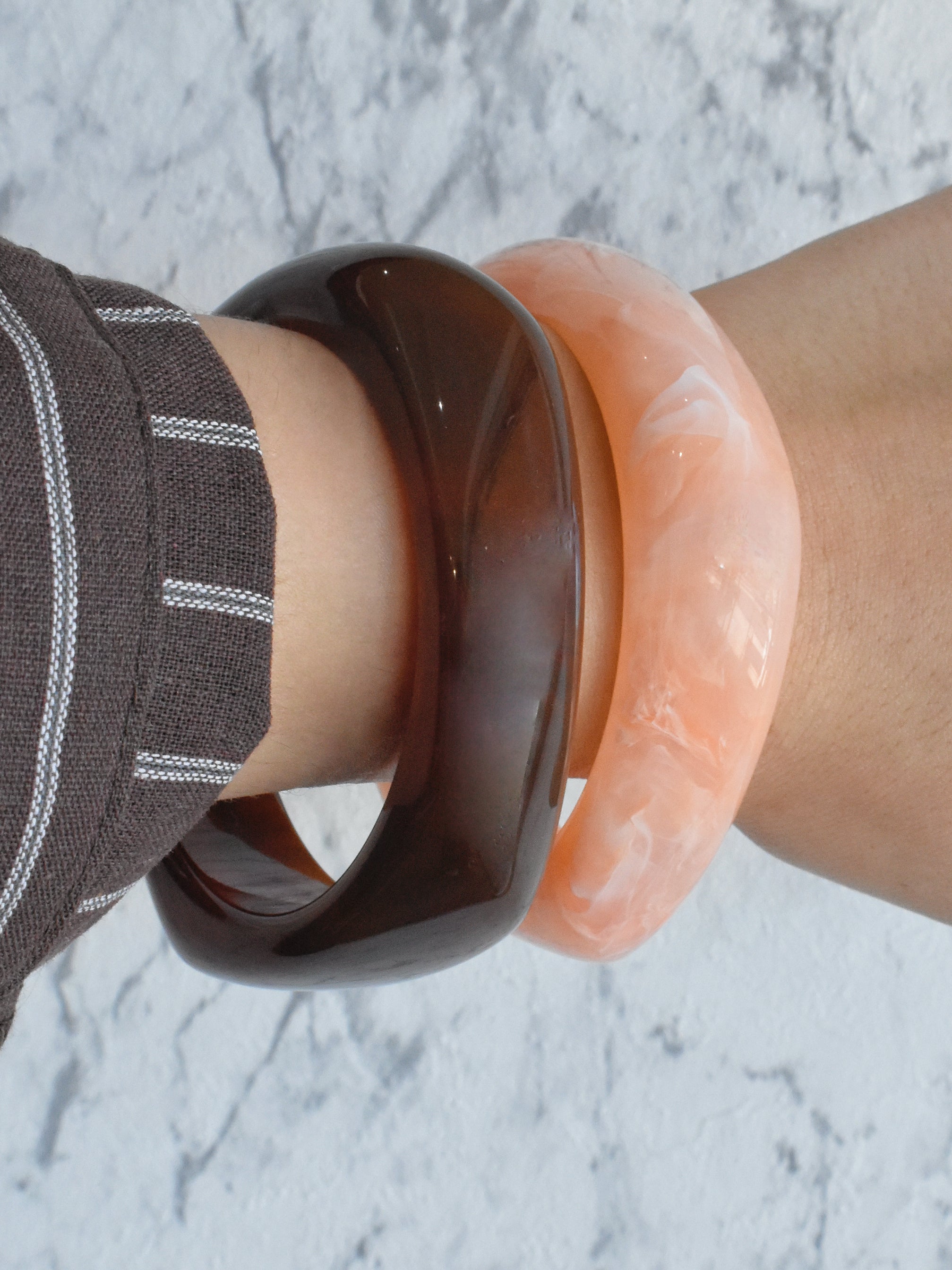 Brazalete cuadrado resina (café o naranja)