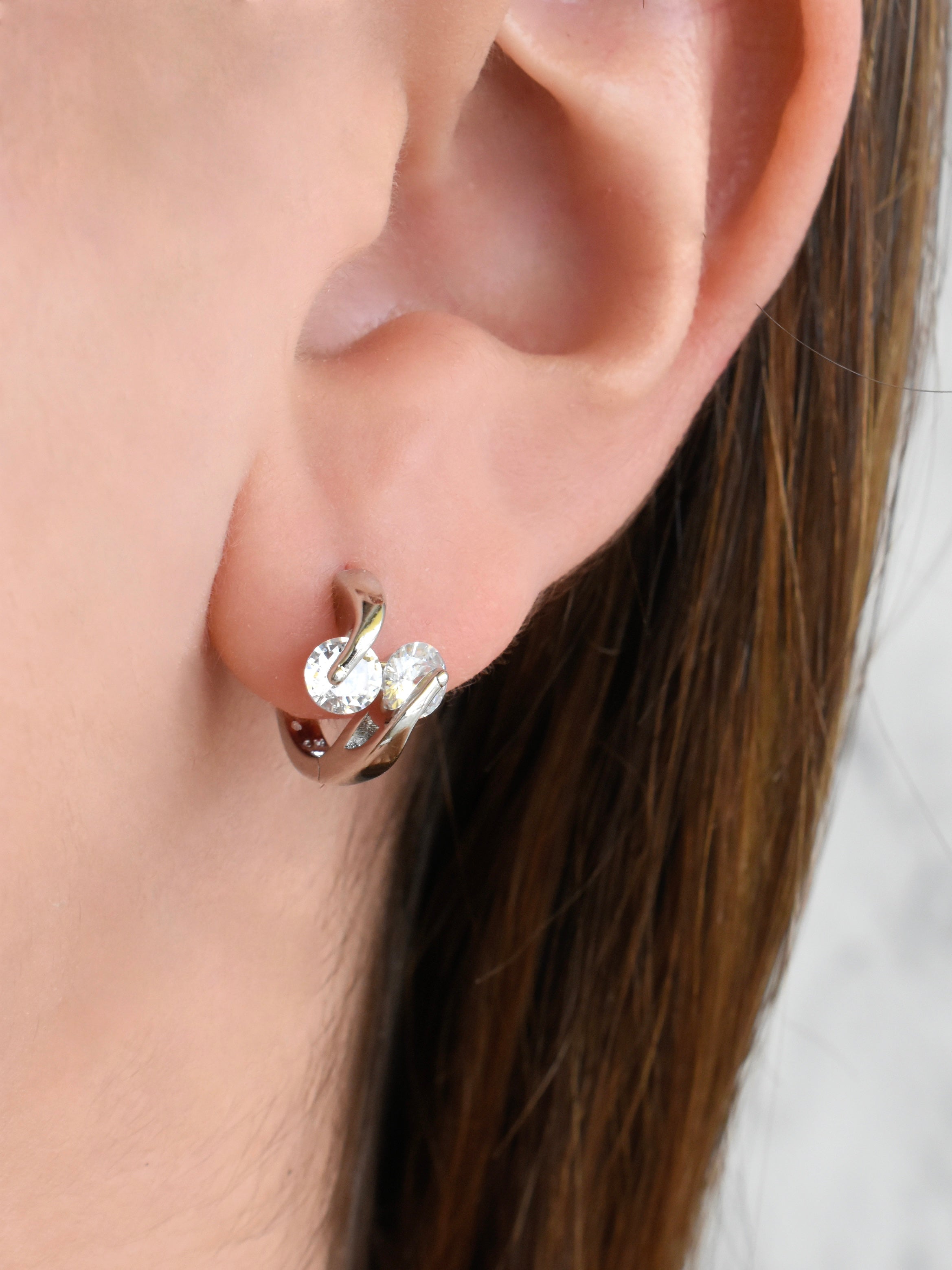 Aretes huggie círculos circonias