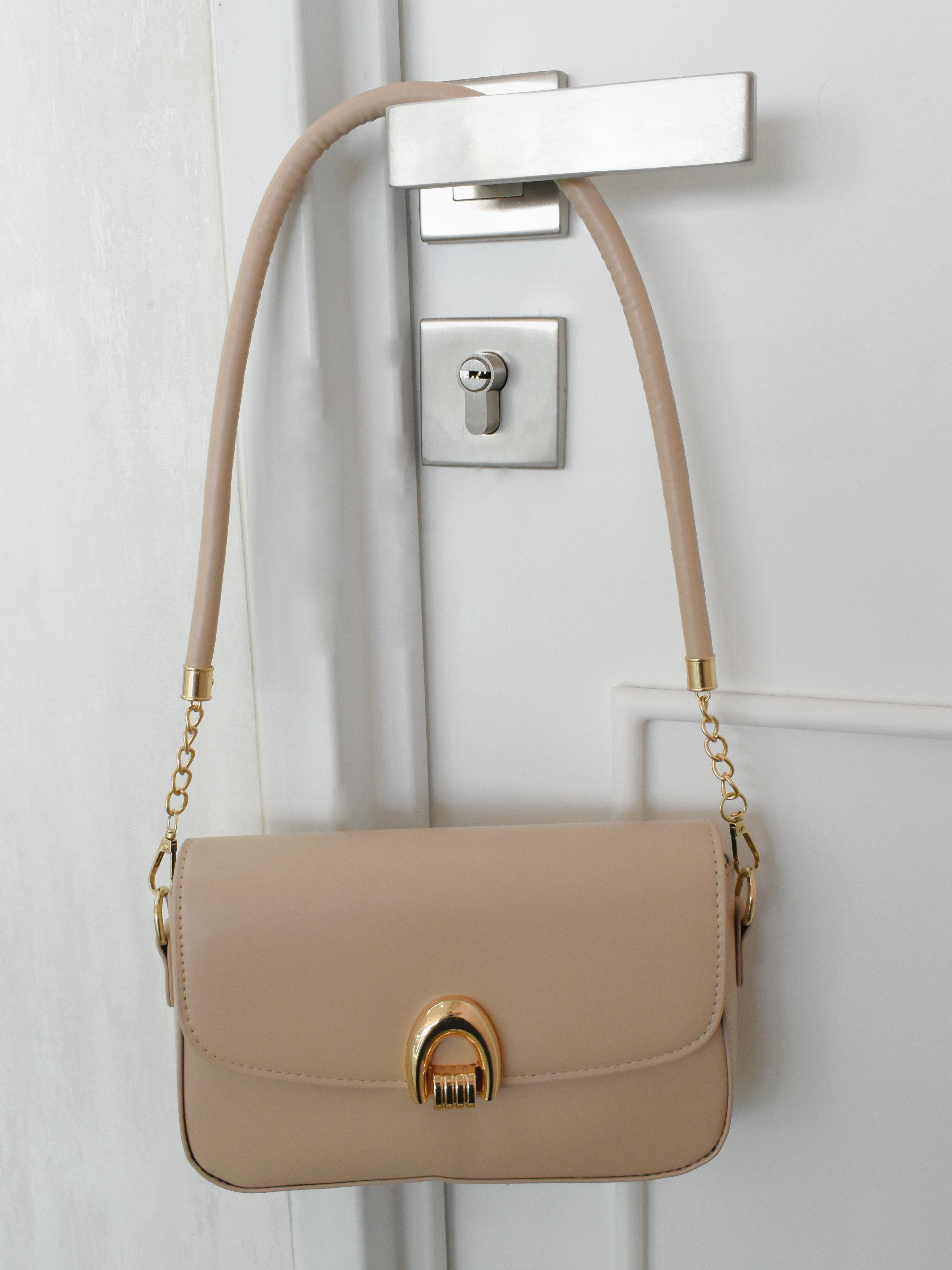 Bolsa de hombro broche herradura (blanca o beige)