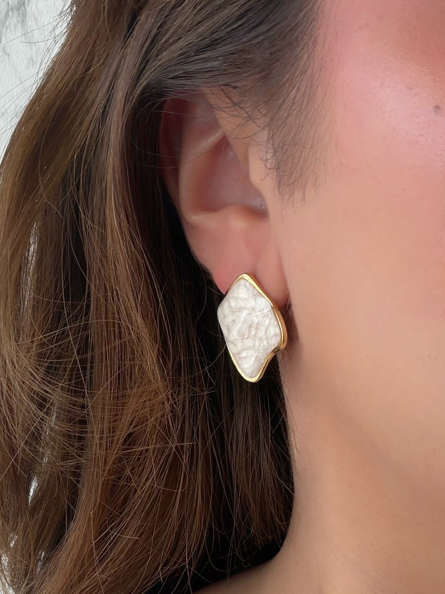 Aretes cuadro irregular blanco