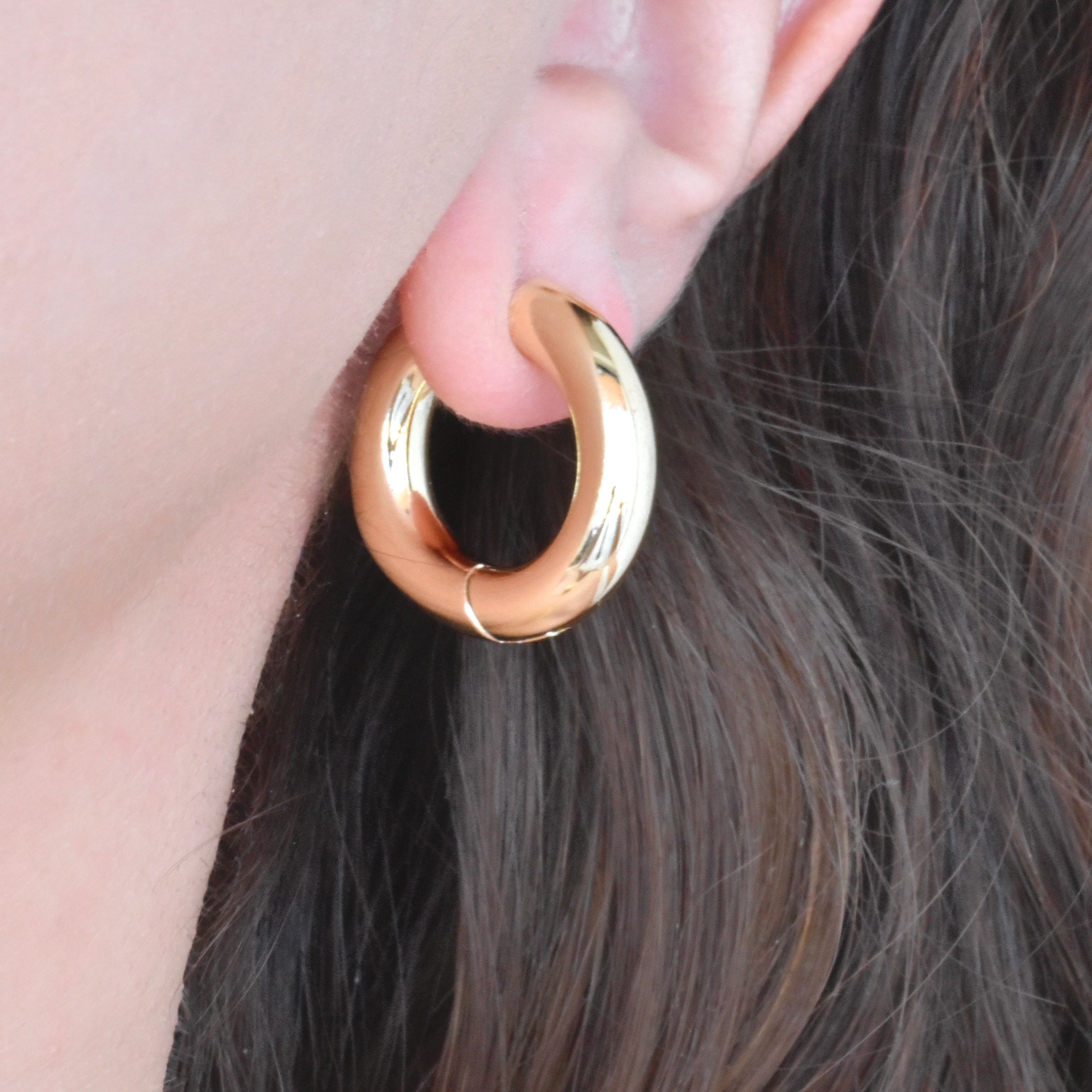 Arete huggie liso