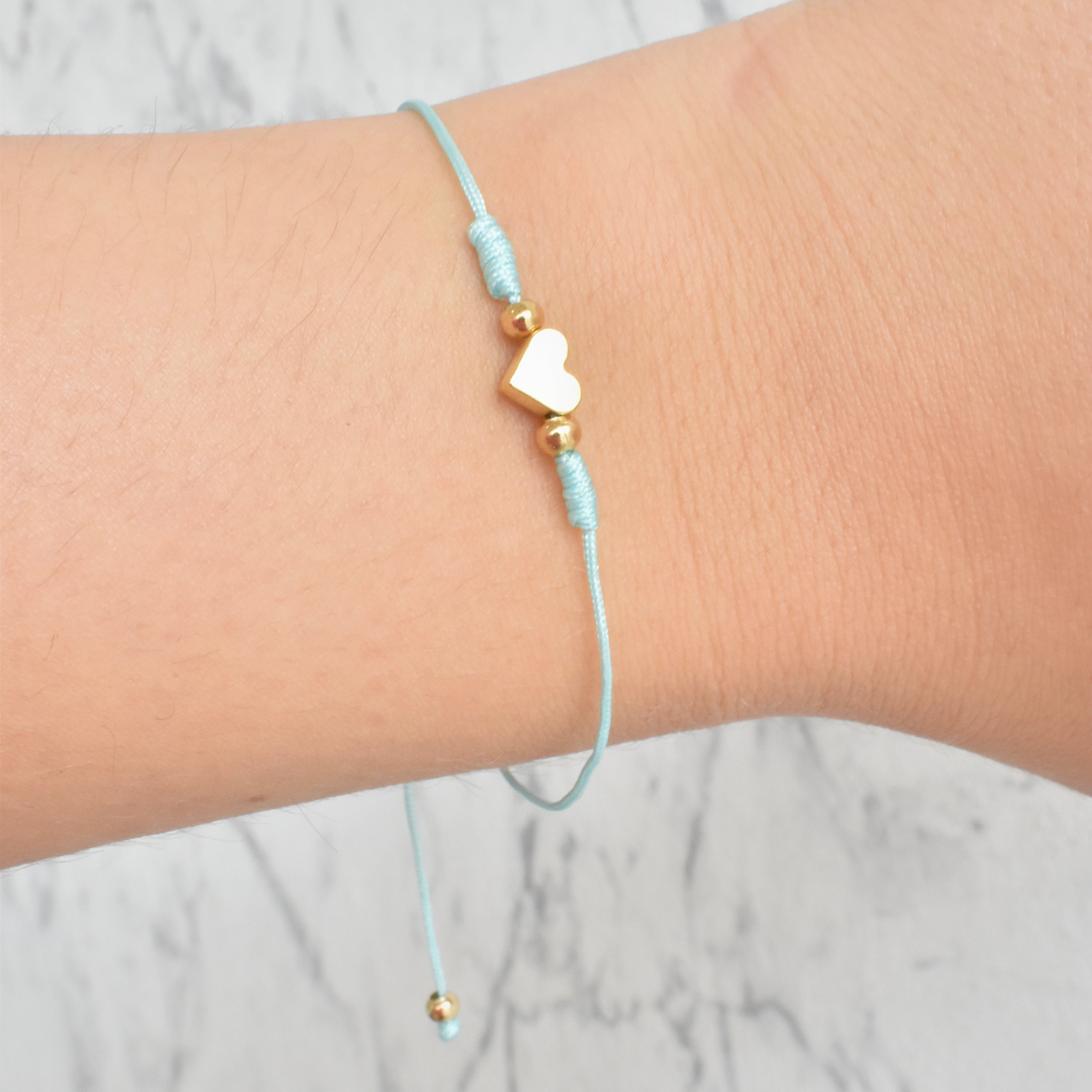 Pulsera hilo mini corazón (rosa y celeste)