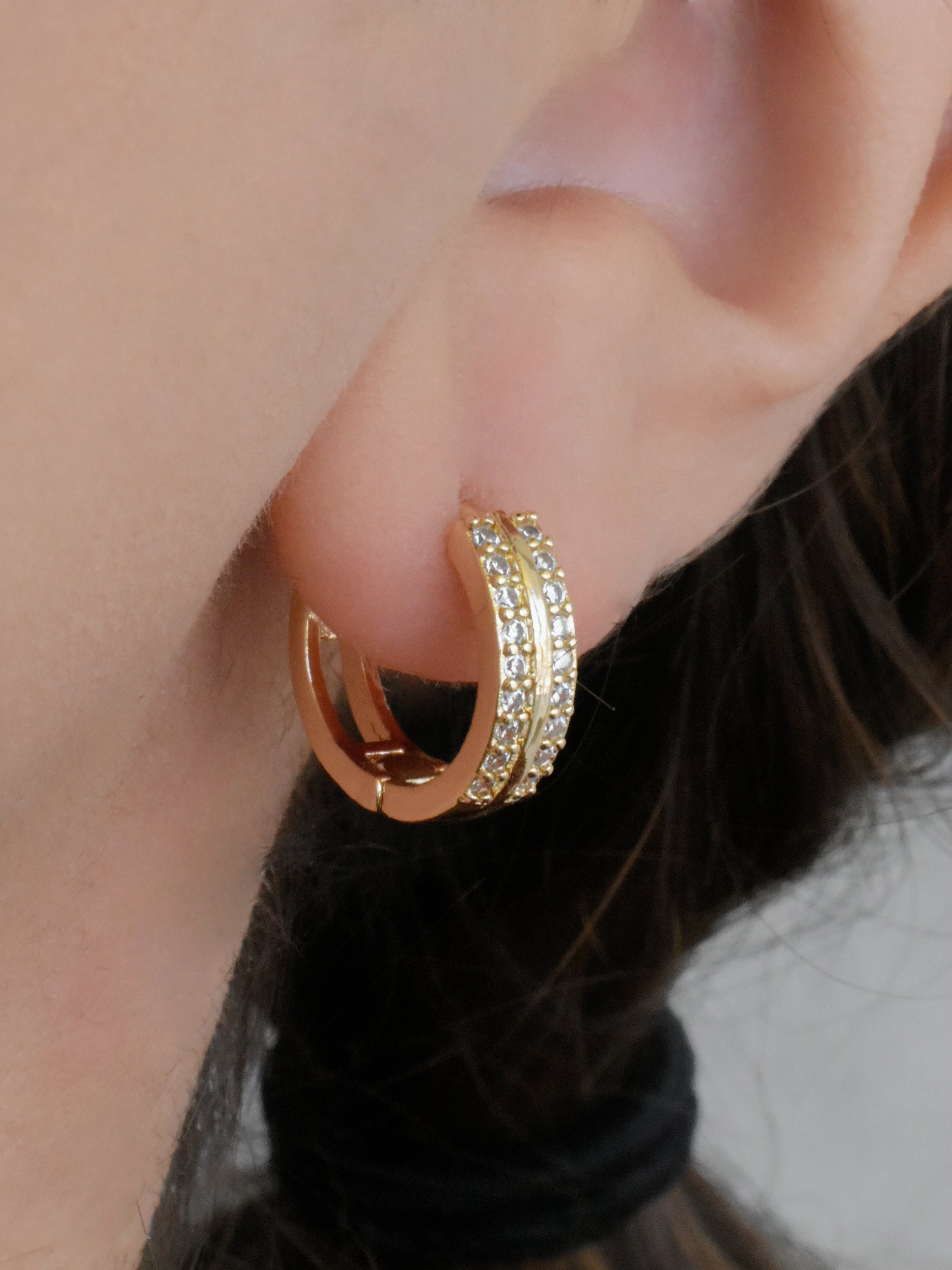Arete huggie circonia línea lisa