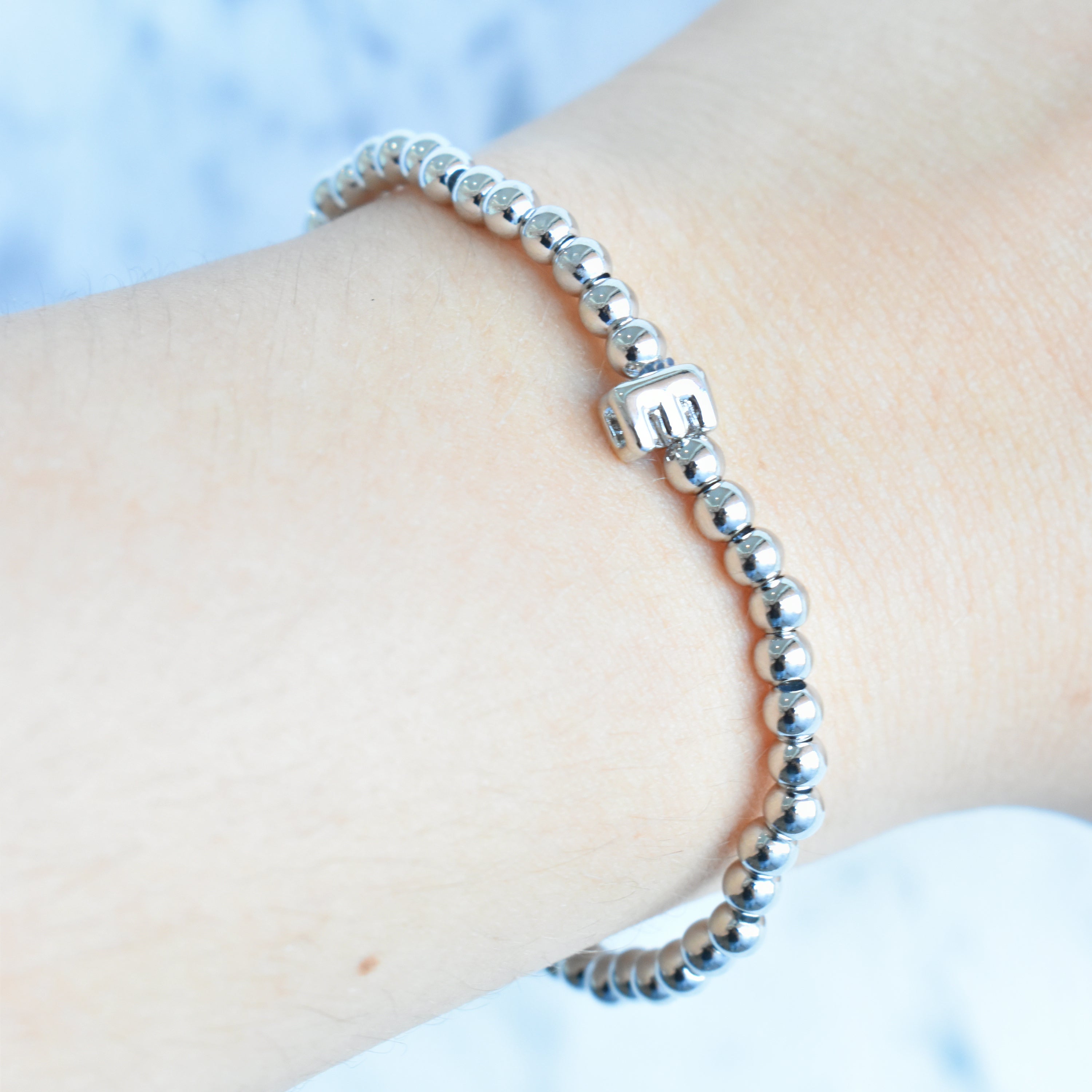 Pulsera inicial plateada