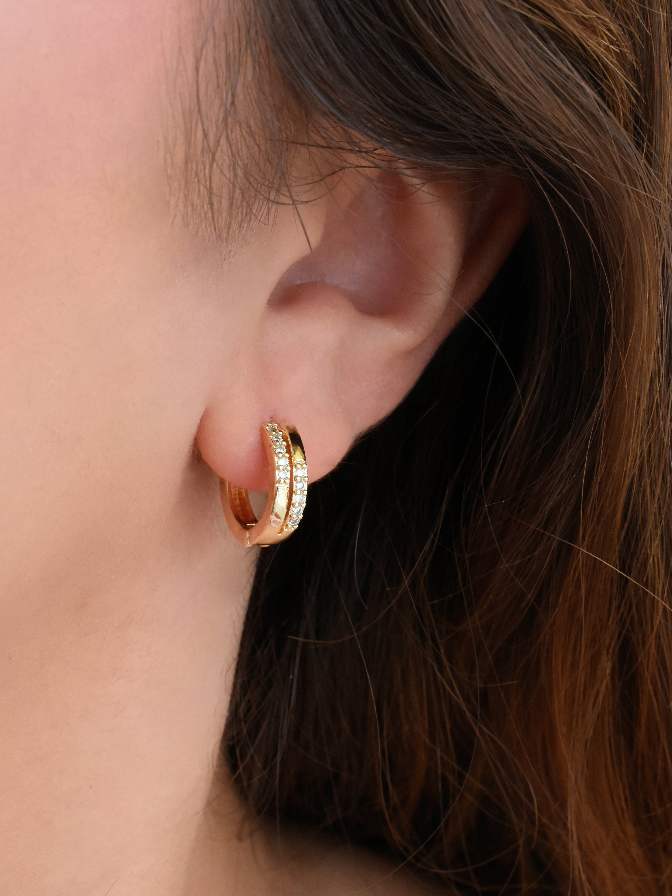 Aretes huggie filas lisas y circonias