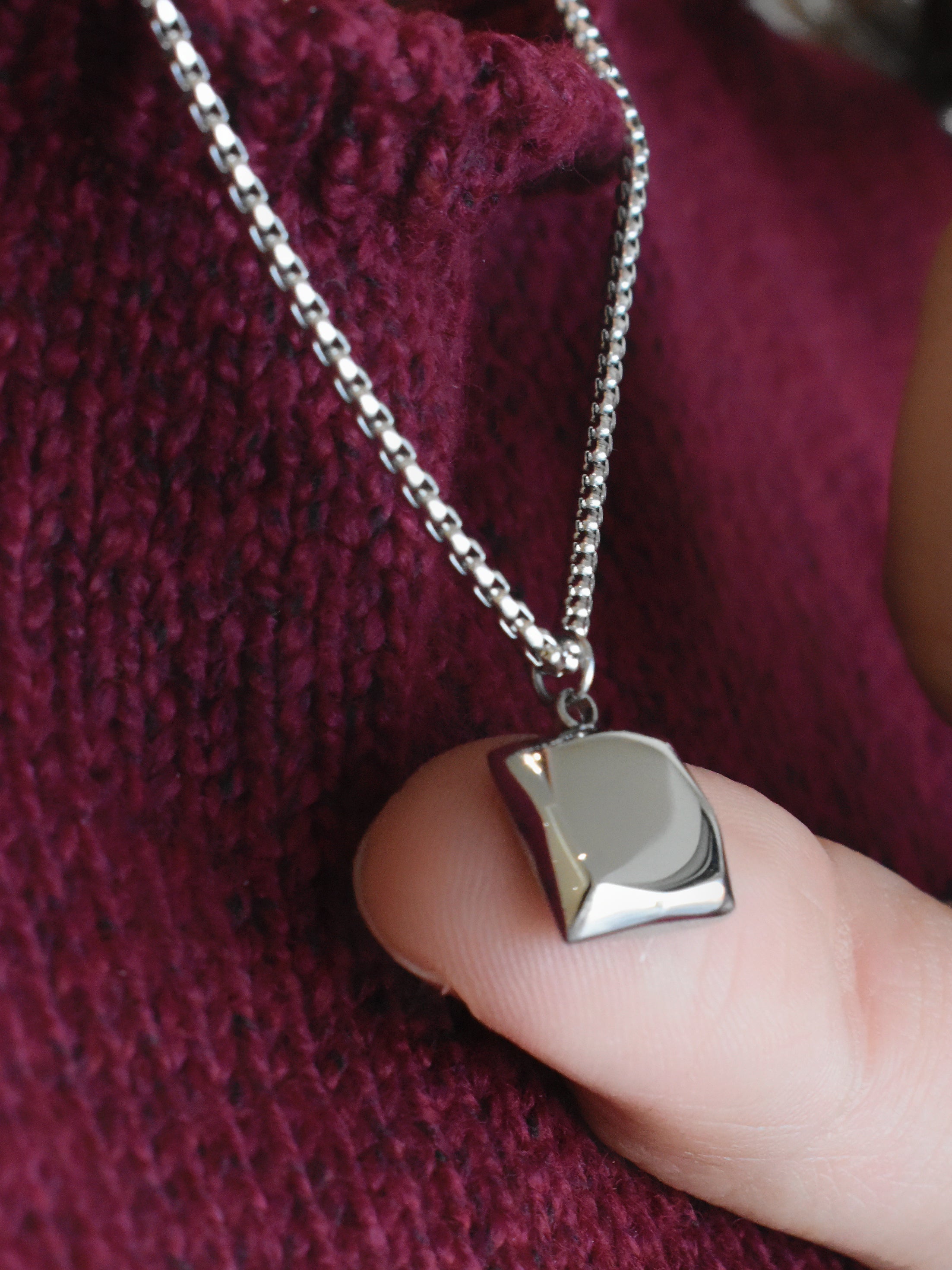 Gargantilla cuadrado liso