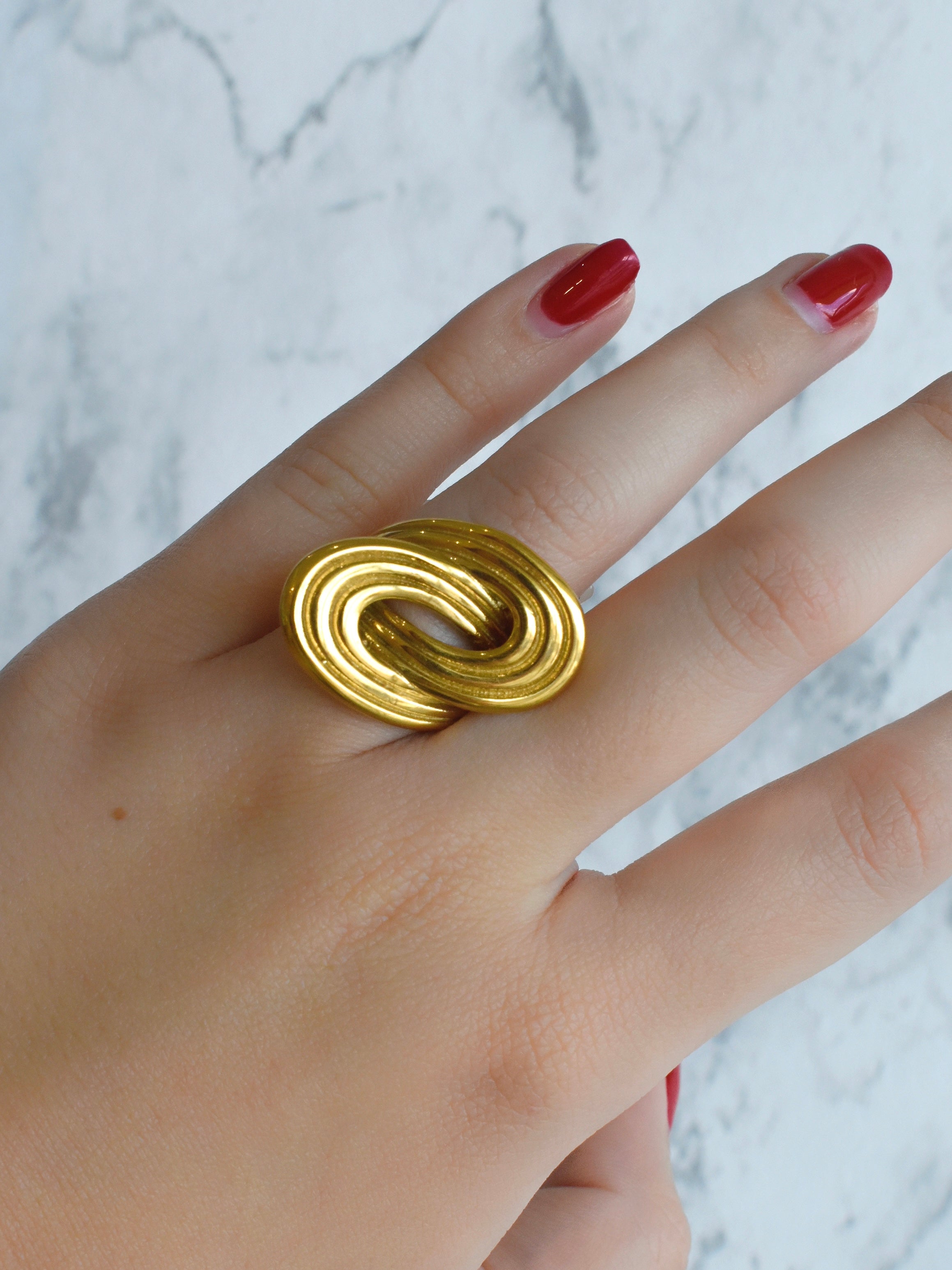 Anillo chunky entrelazado curvo dorado (tallas)