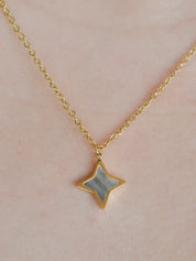 Gargantilla estrella tornasol