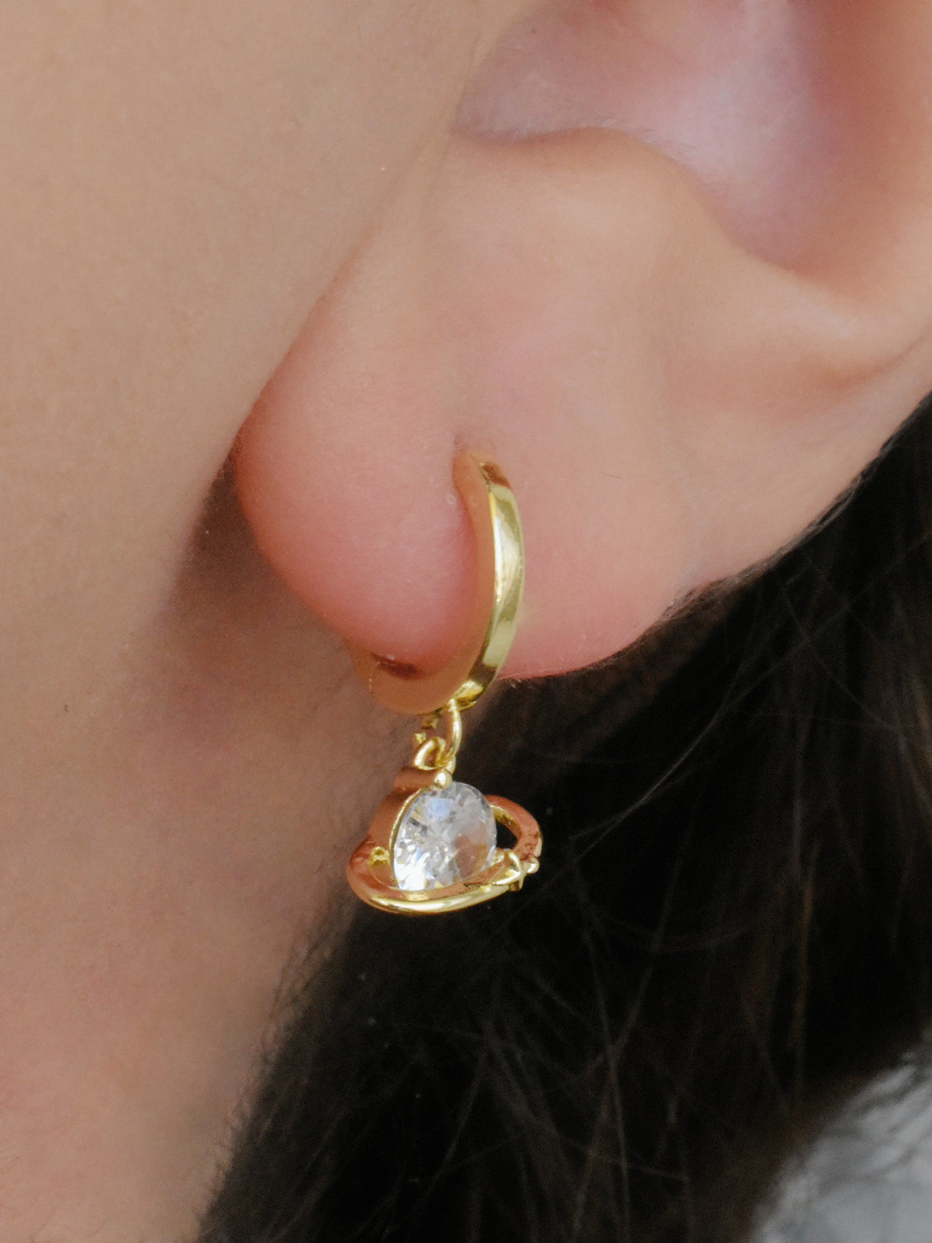 Aretes huggie saturno circonia