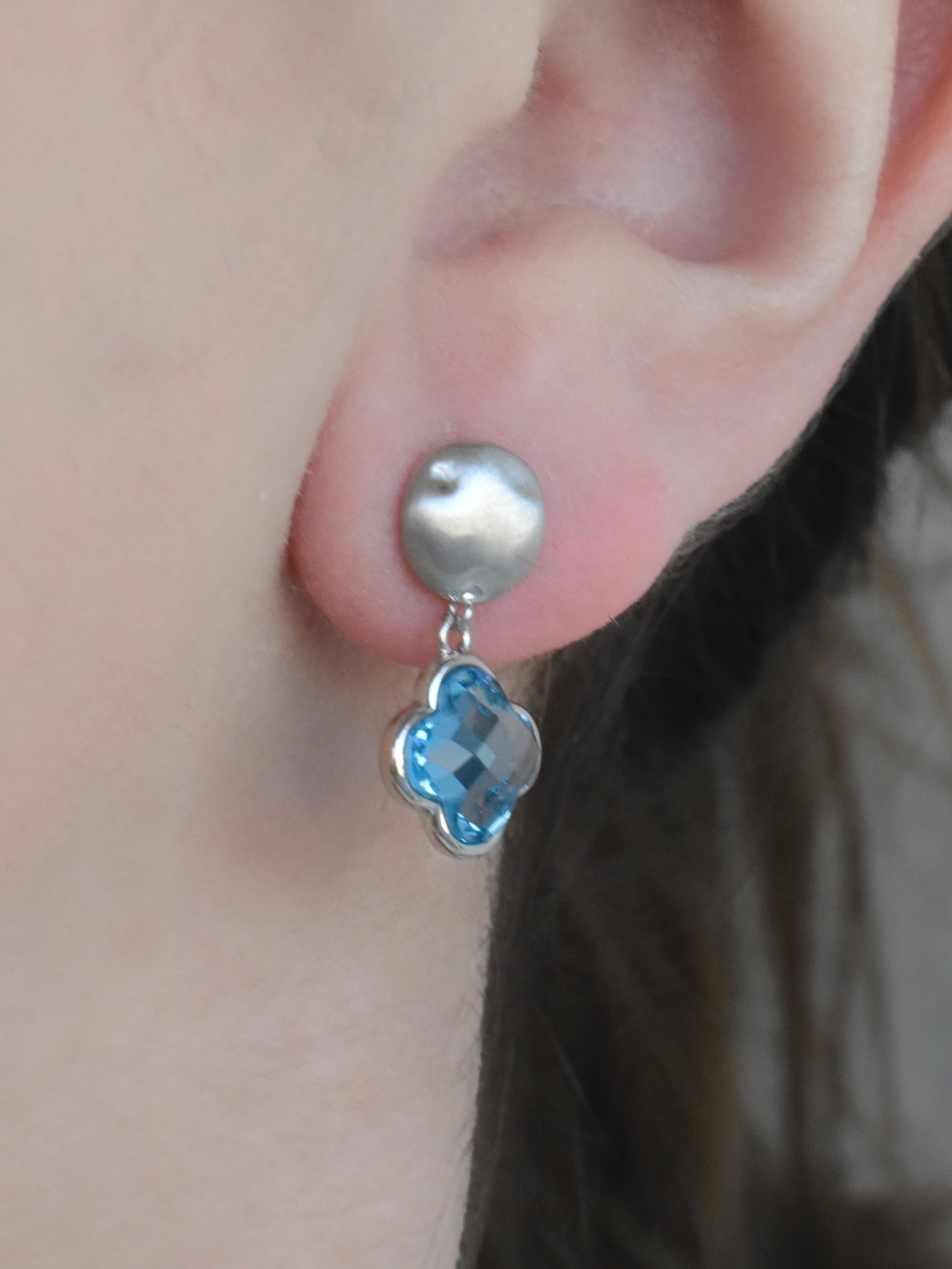 Aretes círculo  mate con flor piedra azul