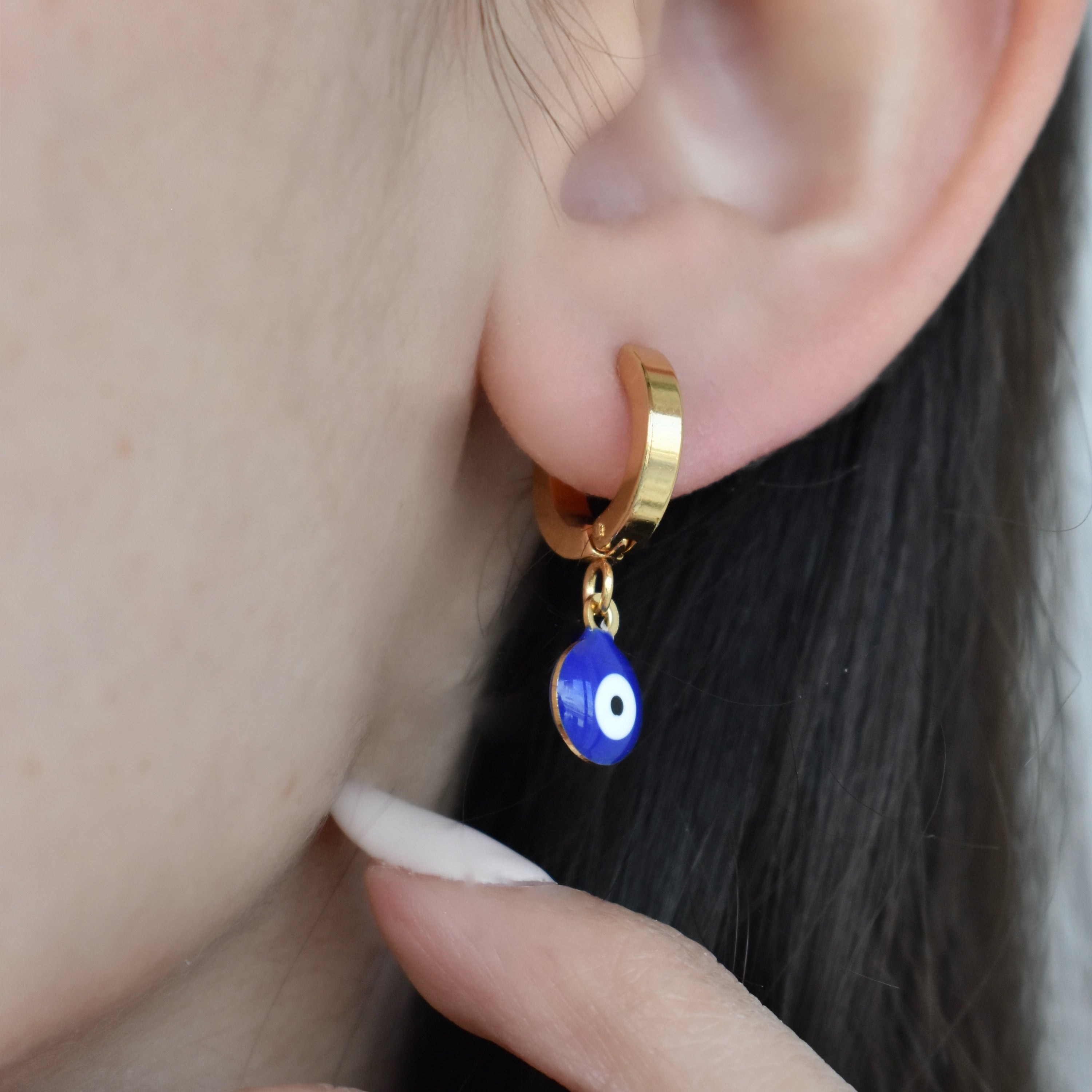 Aretes huggie dije ojo azul fuerte