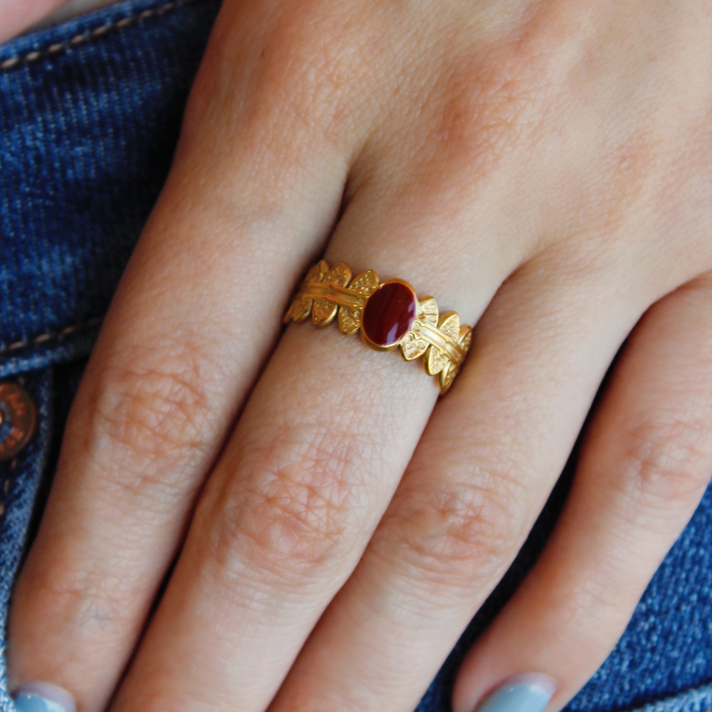 Anillo corona piedra vino