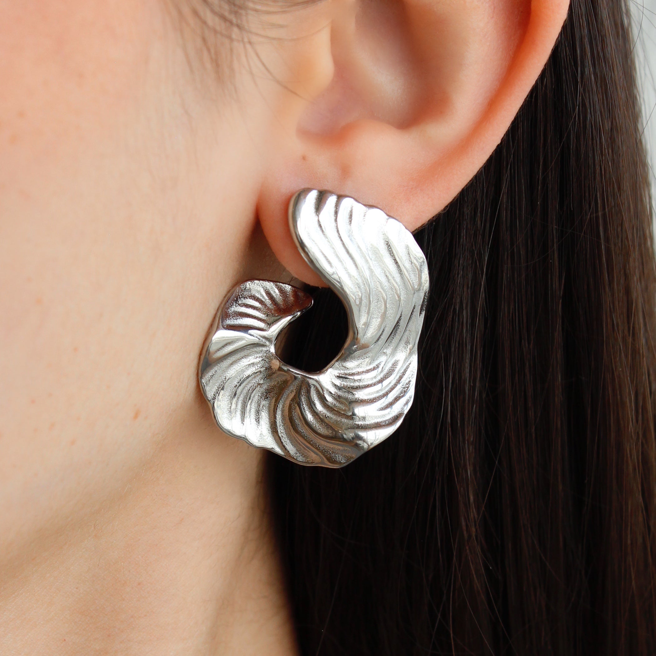 Aretes olas con líneas (dorado o plateado)