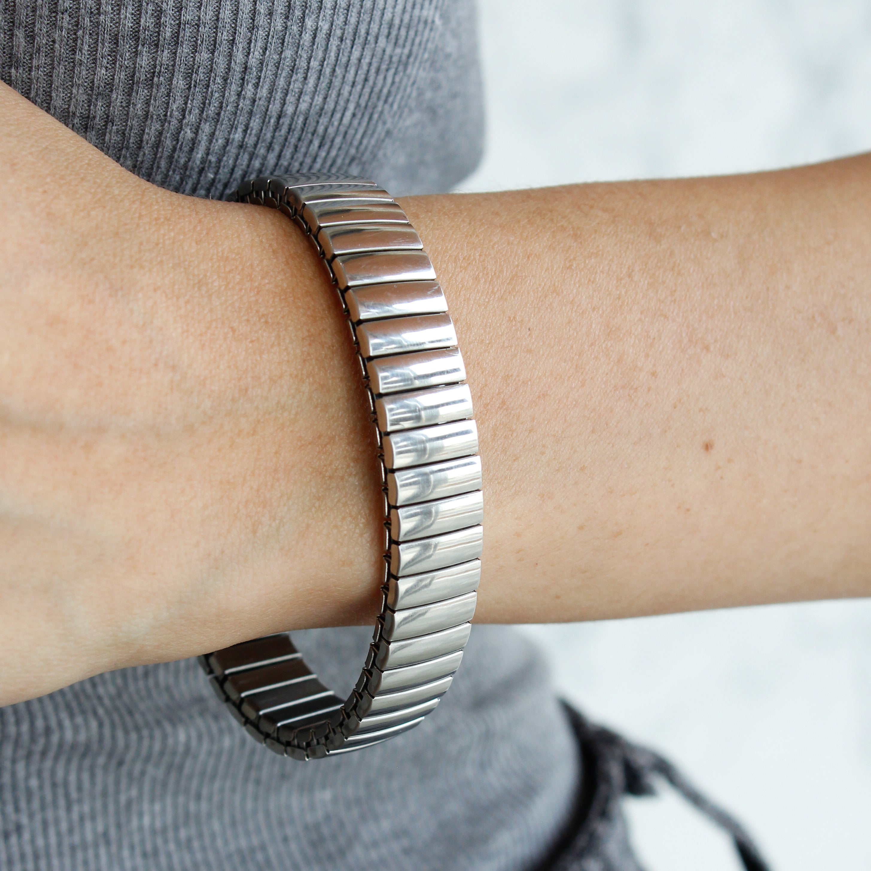 Brazalete liso elástico (dorado o plateado)