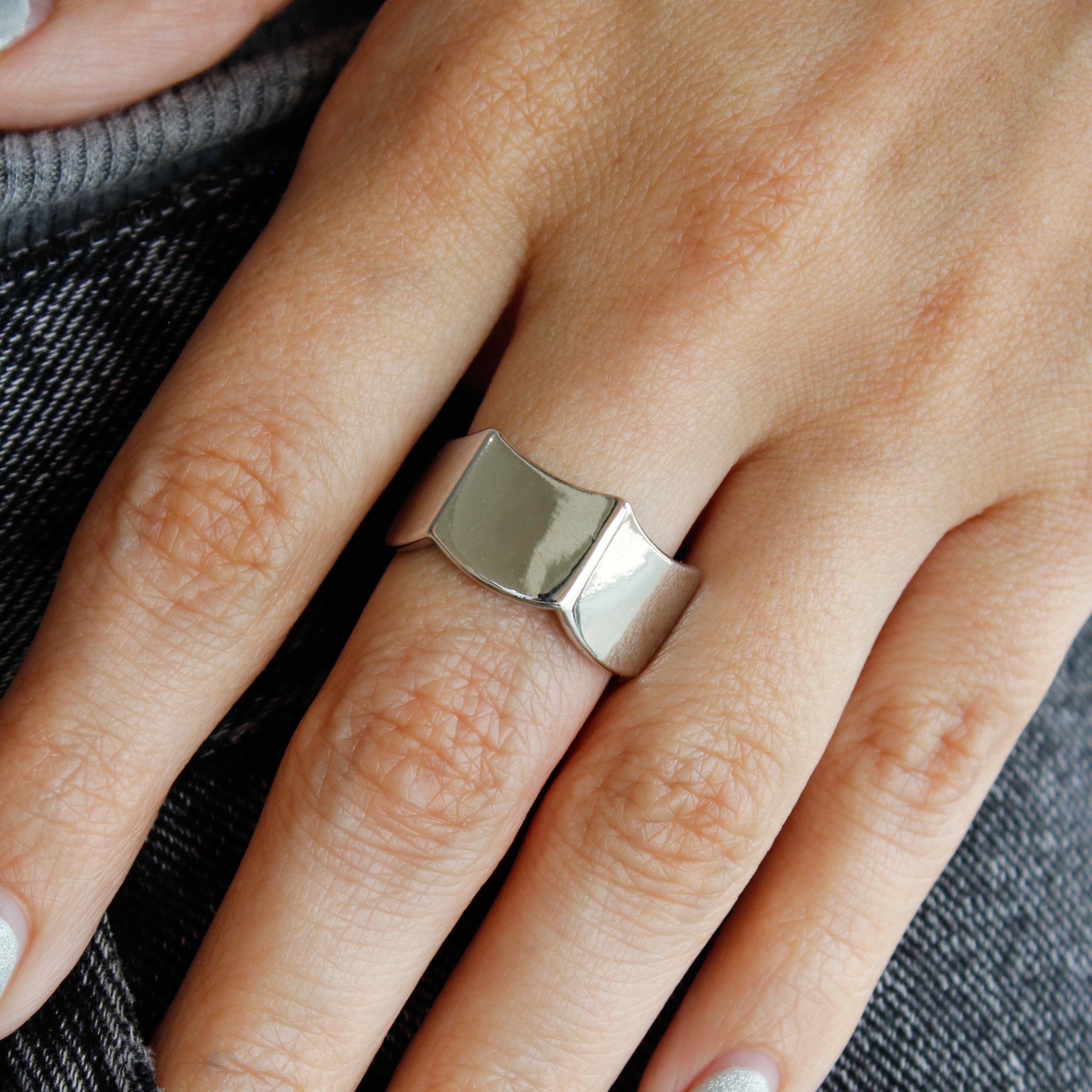 Anillo hexagonal (dorado o plateado)