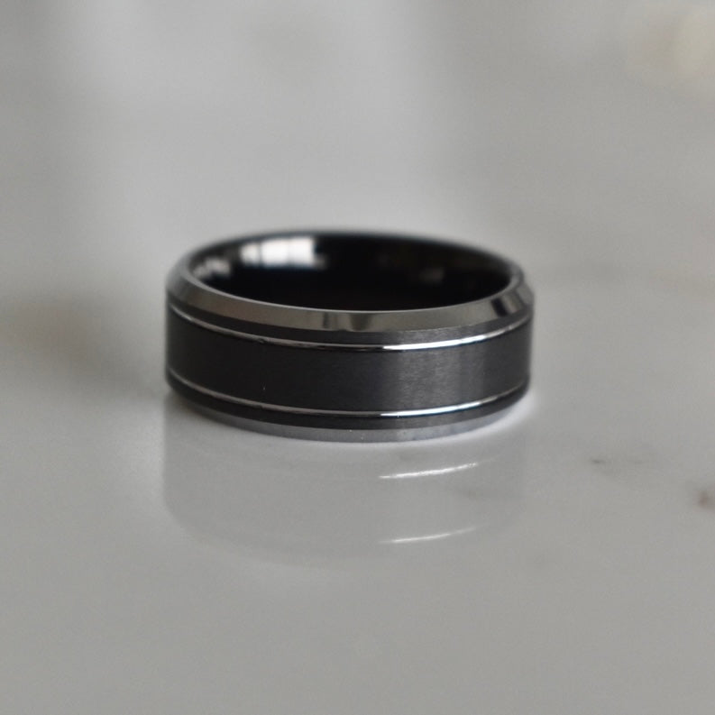 Anillo negro mate con líneas plateadas - para hombre