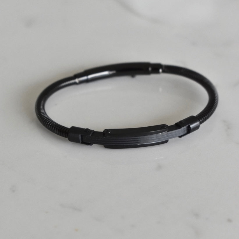 Pulsera color negro flexible con placa