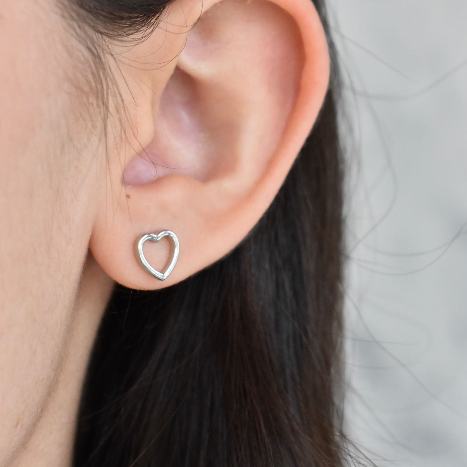 Aretes broquel diseño silueta corazón