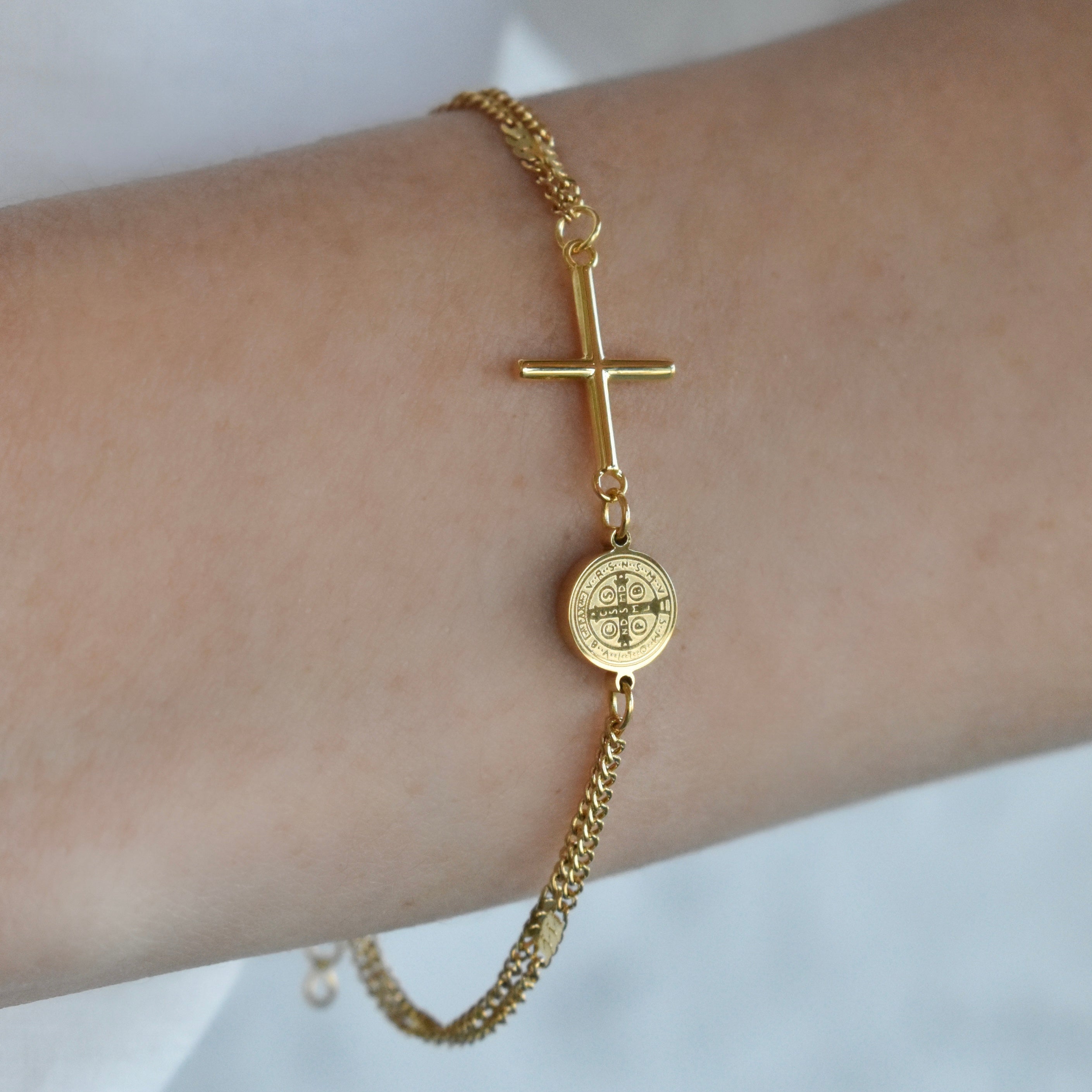 Pulsera Medalla San Benito y Cruz (dorado y plateado)