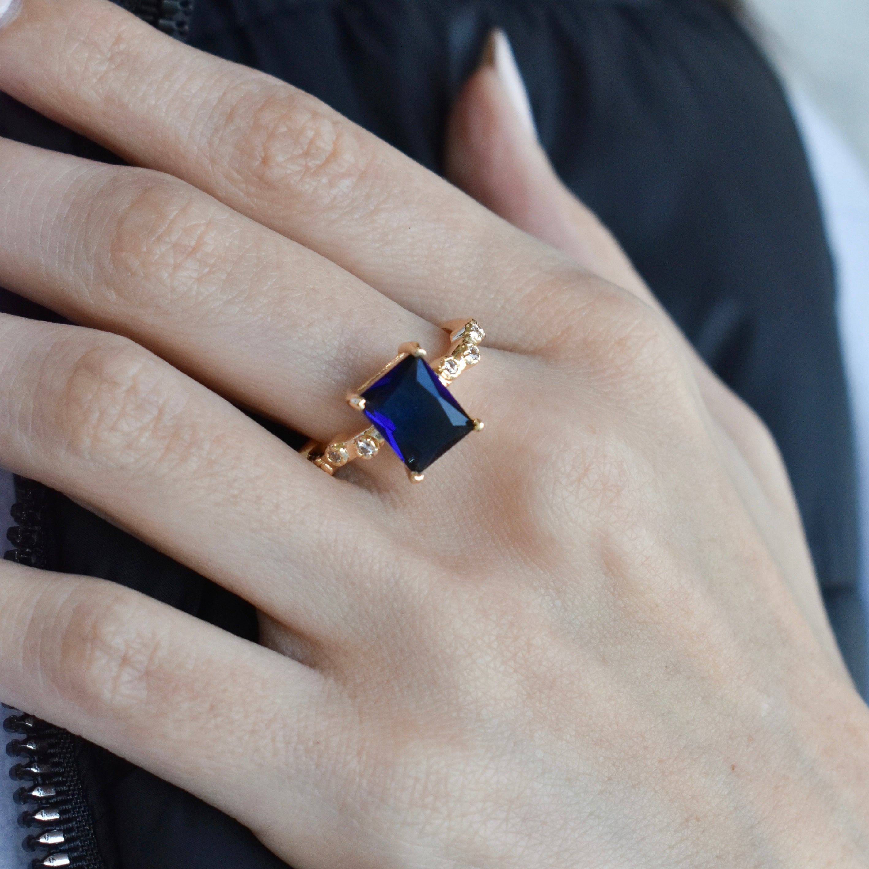 Anillo circonia azul