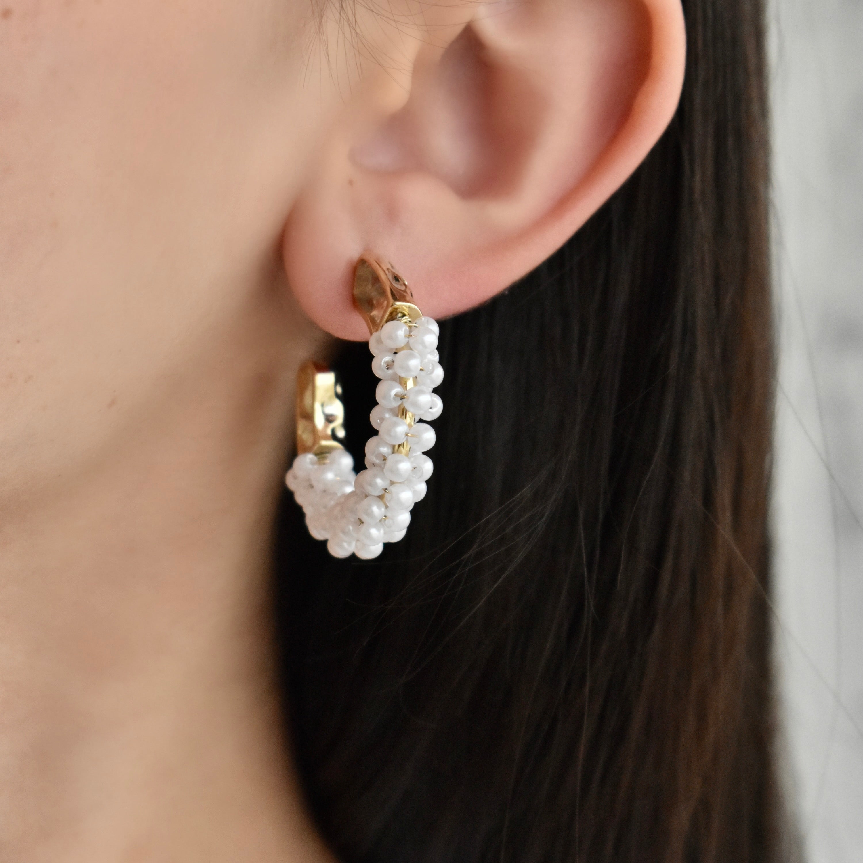 Arete hoop perlas