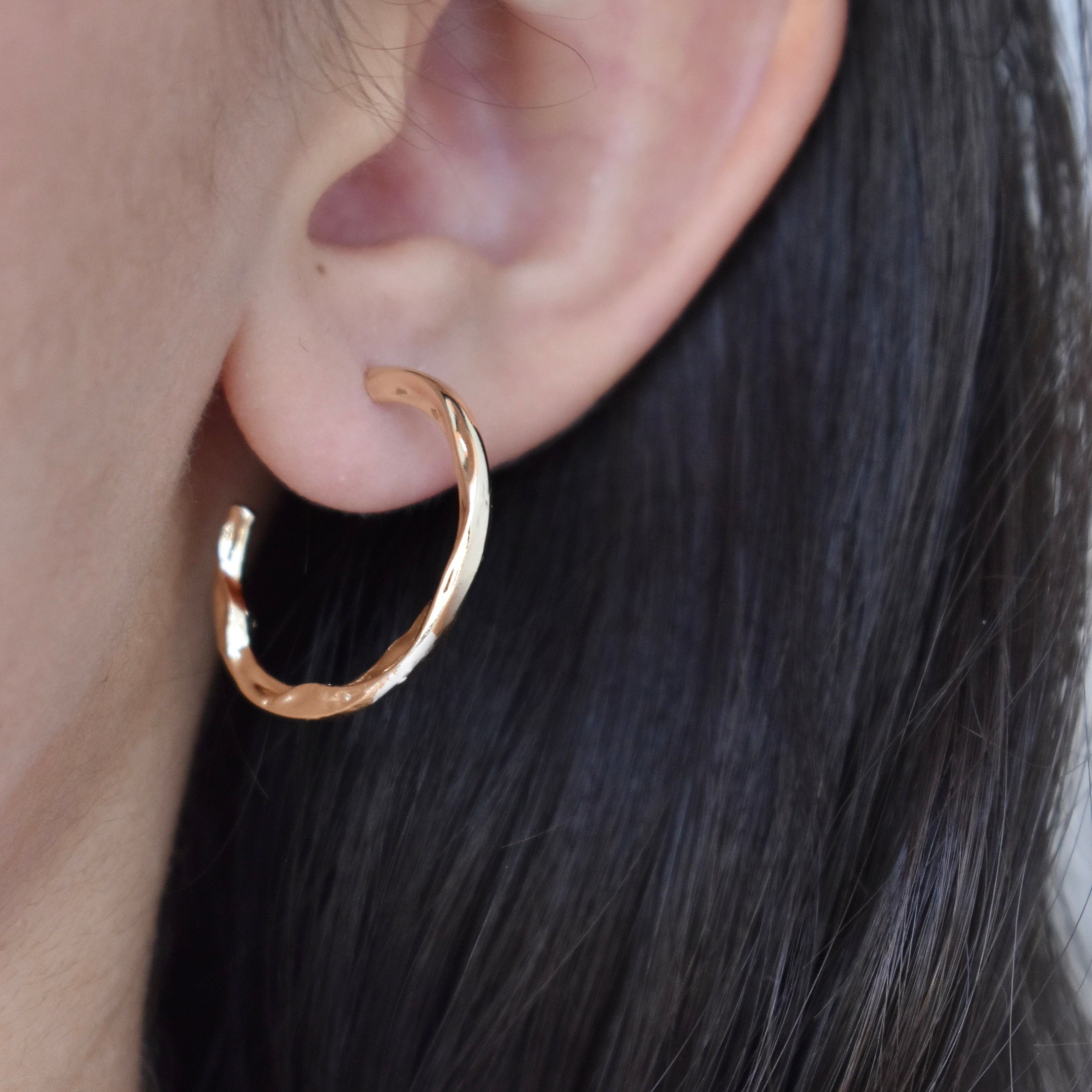 Aretes hoop aro textura irregular