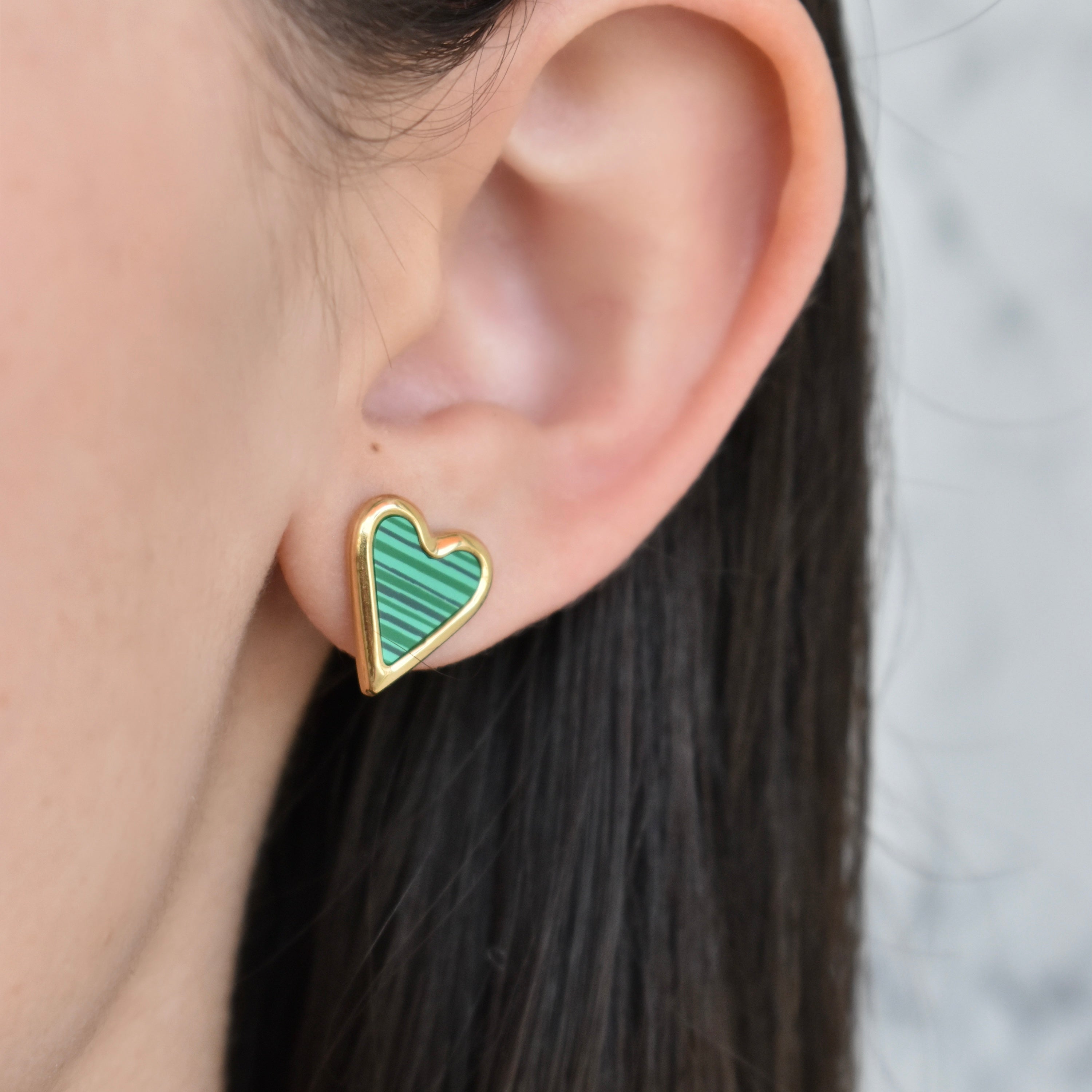 Aretes broquel diseño corazón verde con rayas negras y borde dorado