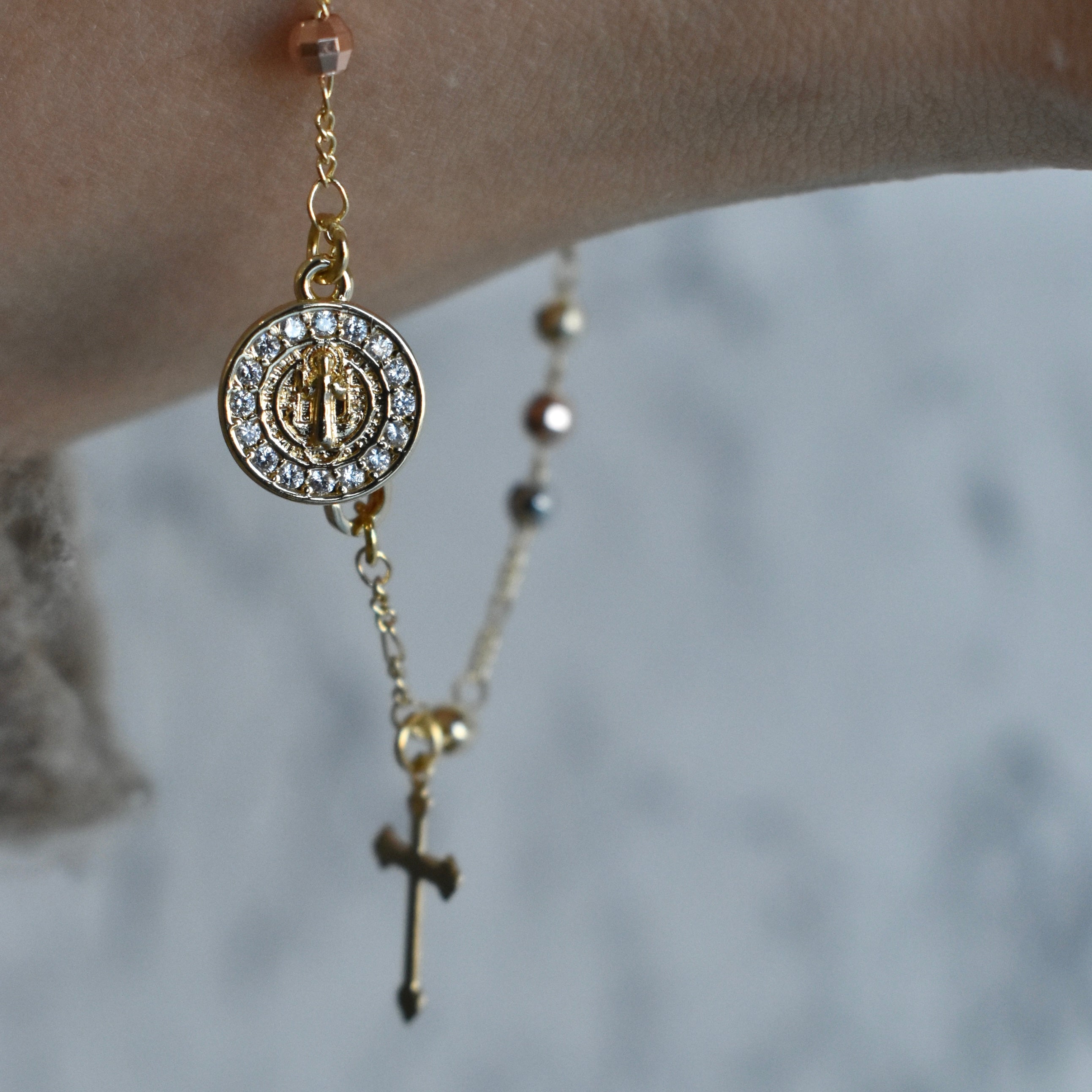 Pulsera decenario San Benito con circonia y cruz