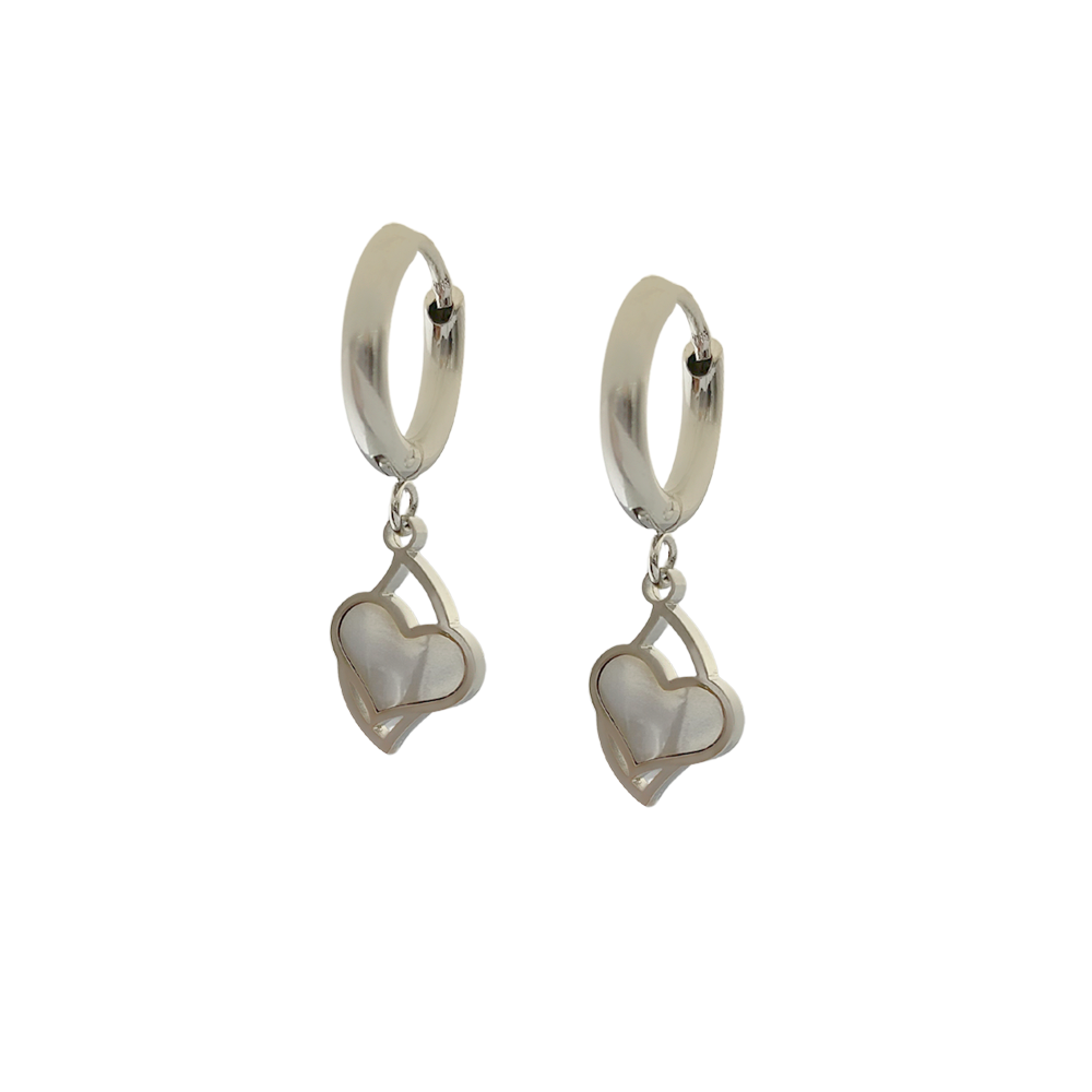 Arete huggie plateado con dije corazón