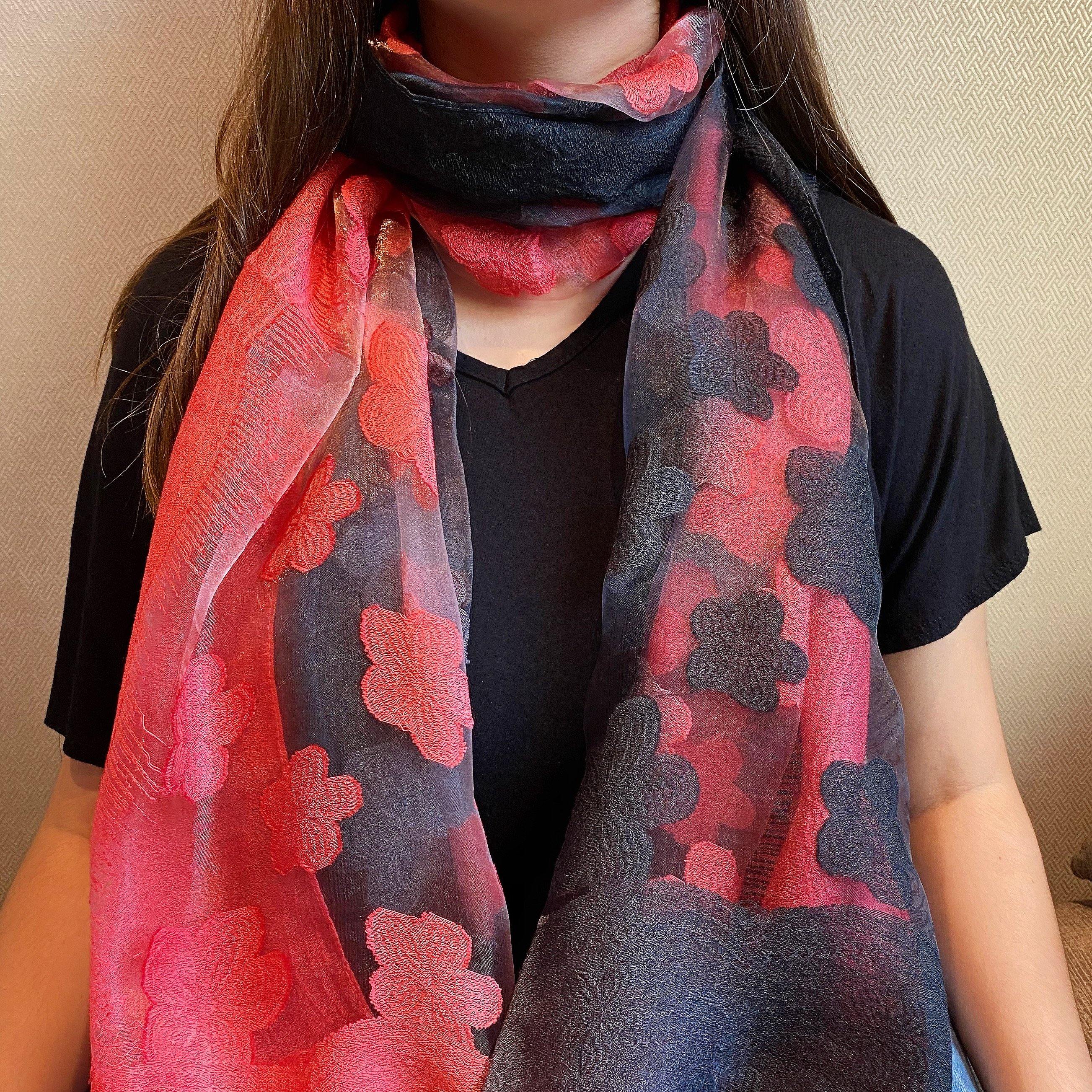 Pashmina de organza negra con flores coral - BRANCHÉE
