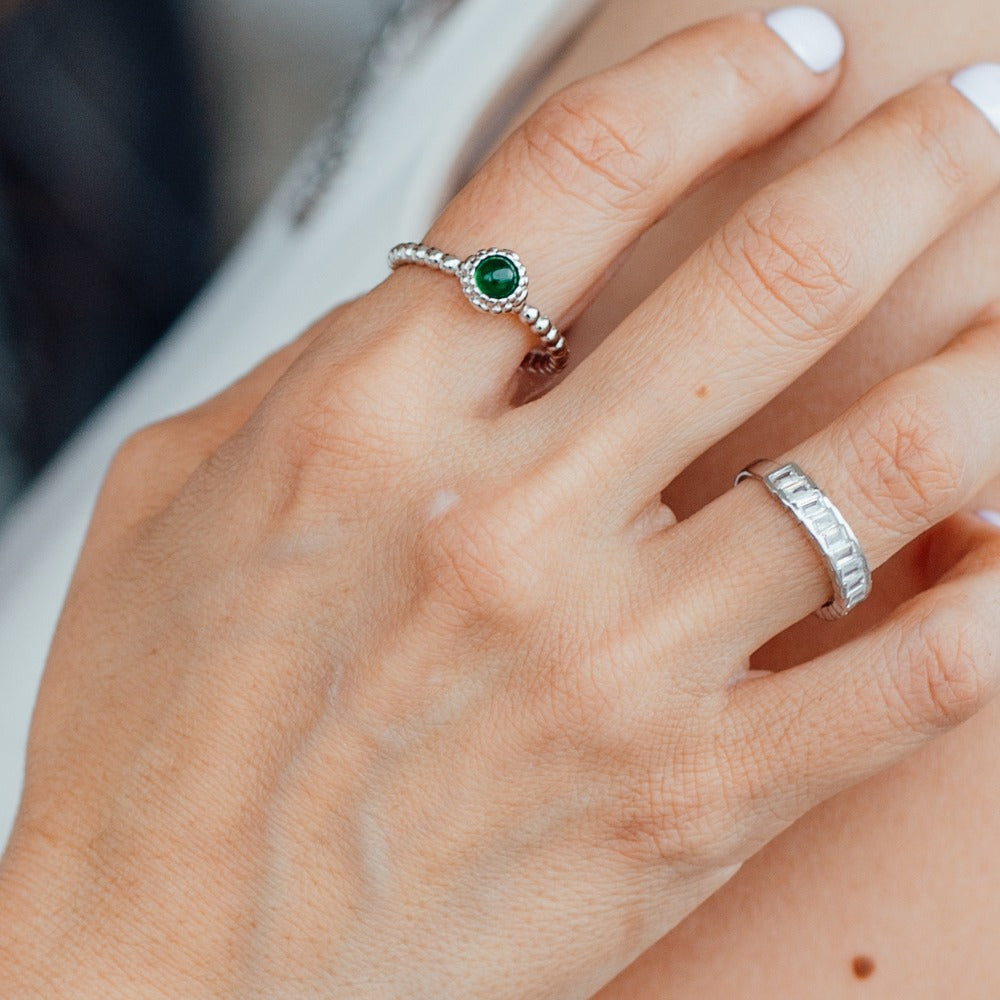 Anillo de bolitas plateado con piedra de diferentes colores